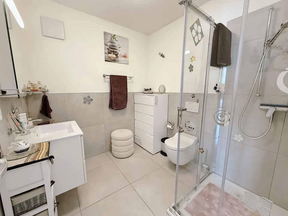 Rückzugsort in Biasca: 3.5-Zimmer-Wohnung mit Terrasse, geeignet als Zweitwohnung, Klimaanlage und 2 gedeckte Parkplätze inklusive – Foto 6 von 7