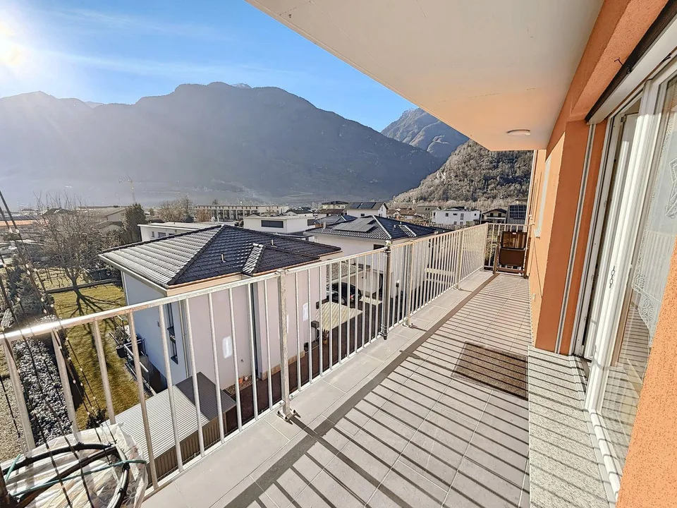 Refuge à Biasca : appartement 3.5 pièces avec terrasse, adapté comme résidence secondaire, climatisation et 2 places de parking couvertes incluses