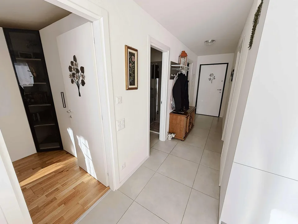 Refuge à Biasca : appartement 3.5 pièces avec terrasse, adapté comme résidence secondaire, climatisation et 2 places de parking couvertes incluses