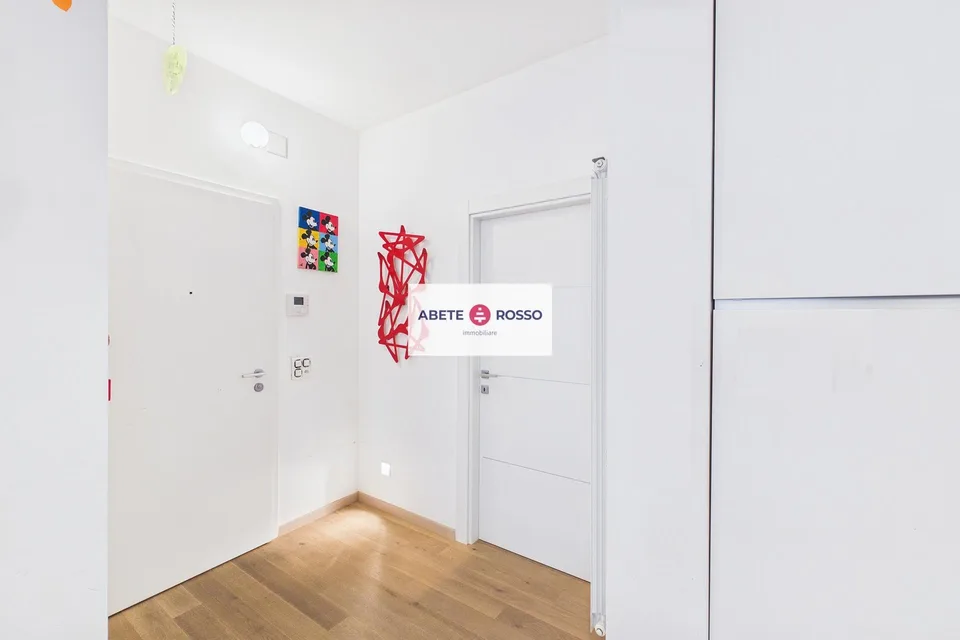 4 comfortable and functional rooms, just two steps from the station and the center of Lugano