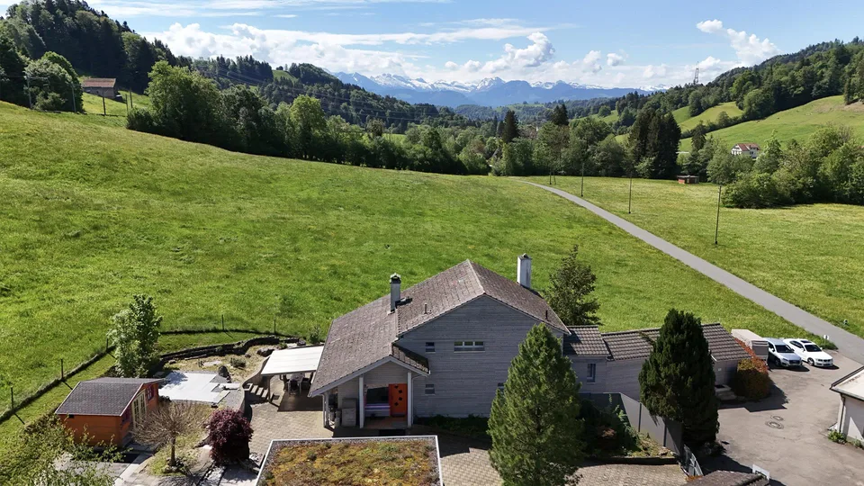 Exklusives Landhausidyll mit 3’874 m² Land, grossem Naturteich und Alpenblick