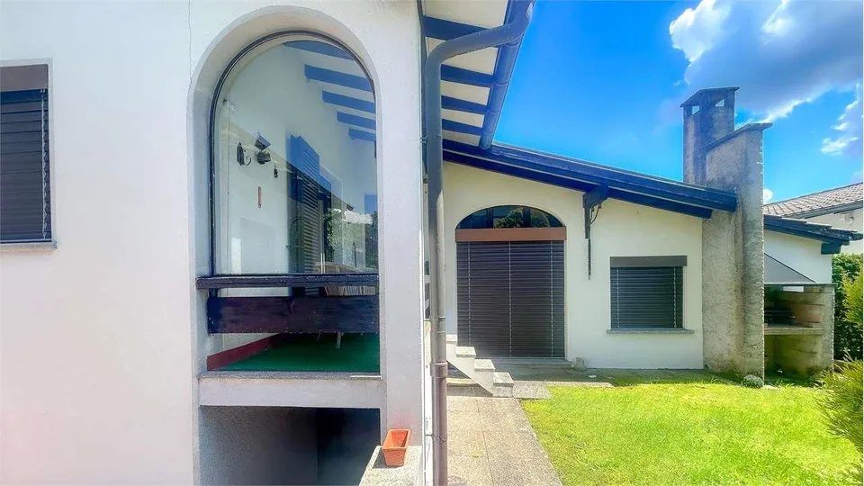 VILLA CON PISCINA IMMERSA NEL VERDE DA RINNOVARE