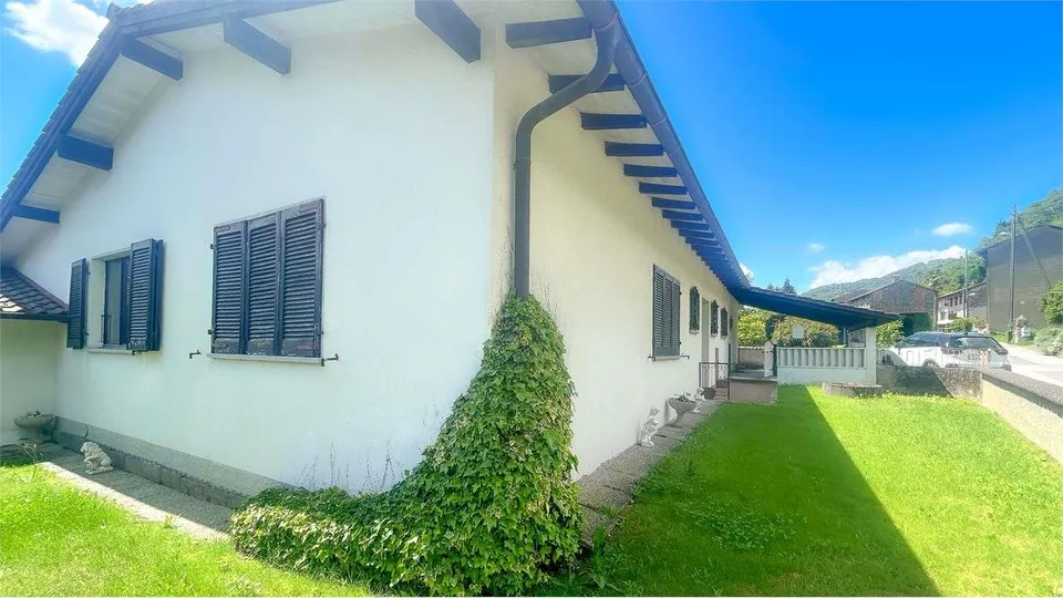 VILLA CON PISCINA IMMERSA NEL VERDE DA RINNOVARE