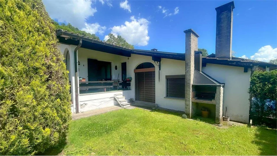 VILLA CON PISCINA IMMERSA NEL VERDE DA RINNOVARE