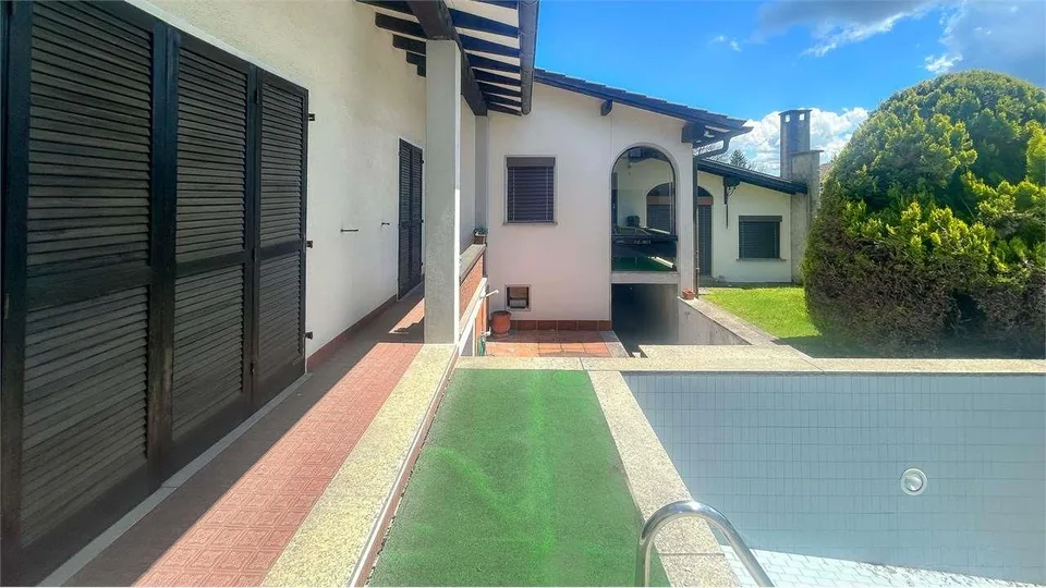 VILLA CON PISCINA IMMERSA NEL VERDE DA RINNOVARE
