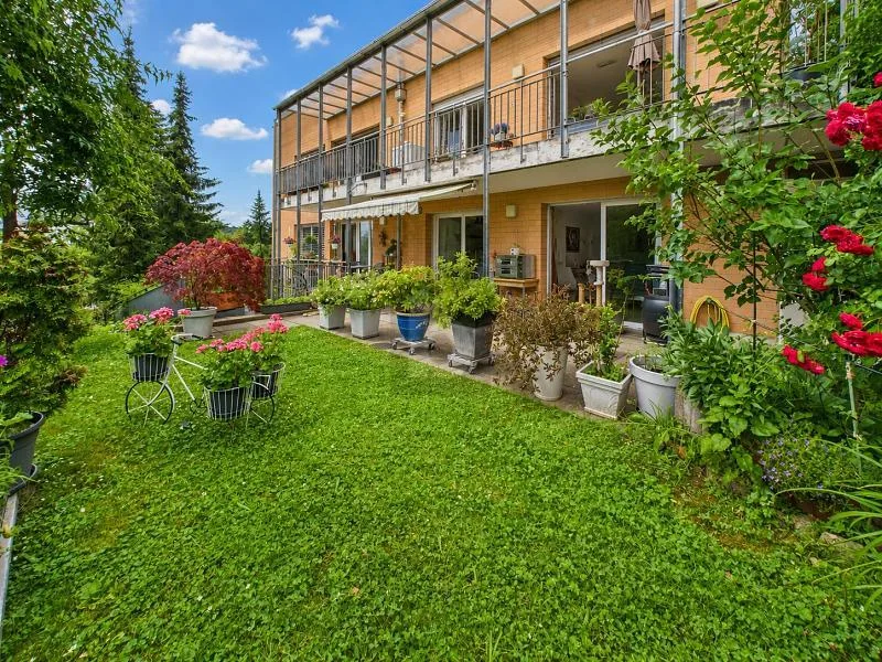WOHNTRAUM AUF ZWEI EBENEN MIT GARTEN UND BALKON