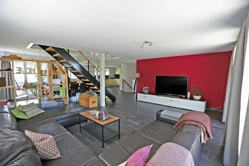 Stylish 5.5-room single-family home with generous vehicle storage space