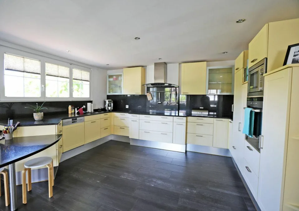 Stylish 5.5-room single-family home with generous vehicle storage space