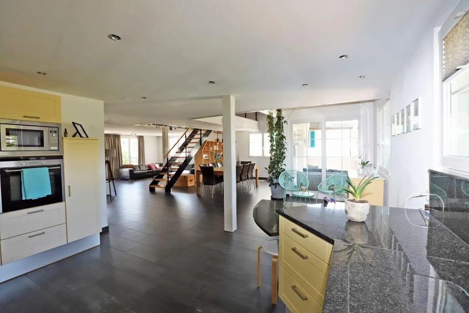 Stylish 5.5-room single-family home with generous vehicle storage space