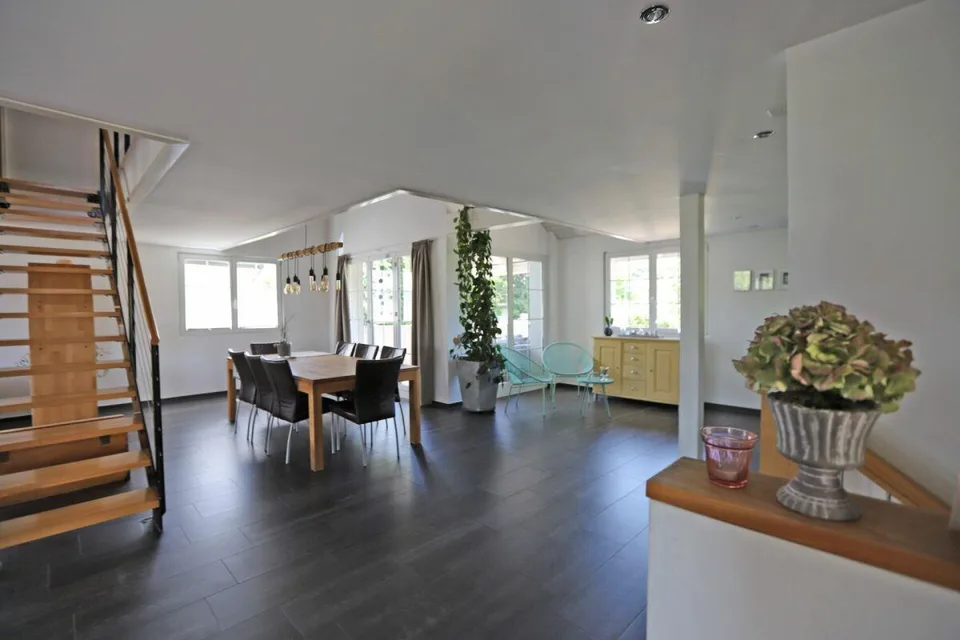Stylish 5.5-room single-family home with generous vehicle storage space