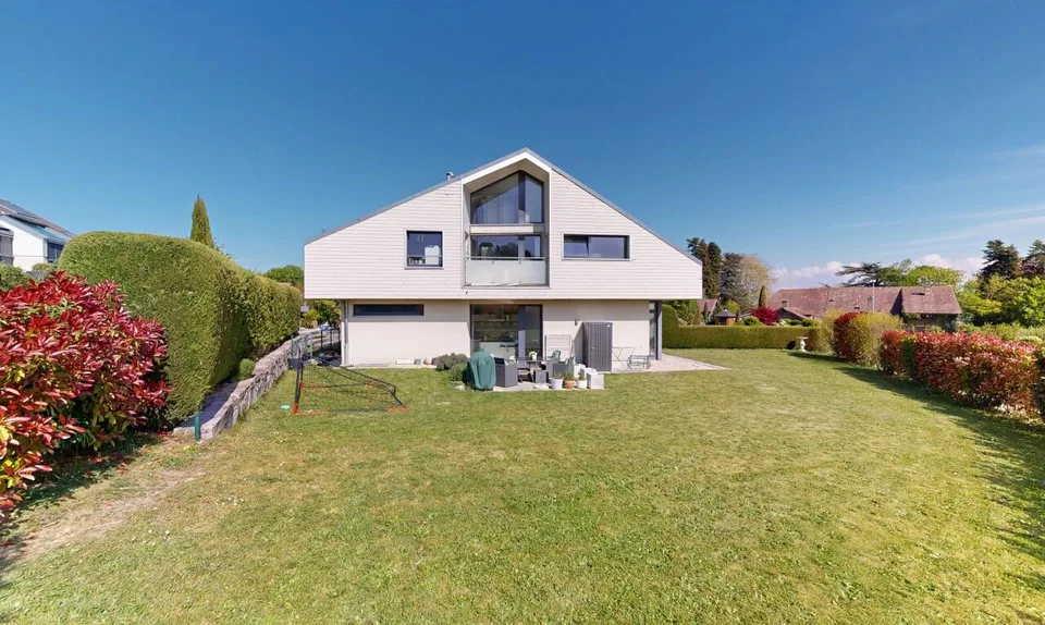 Maison contemporaine aux volumes d'exception avec vue lac et Alpes