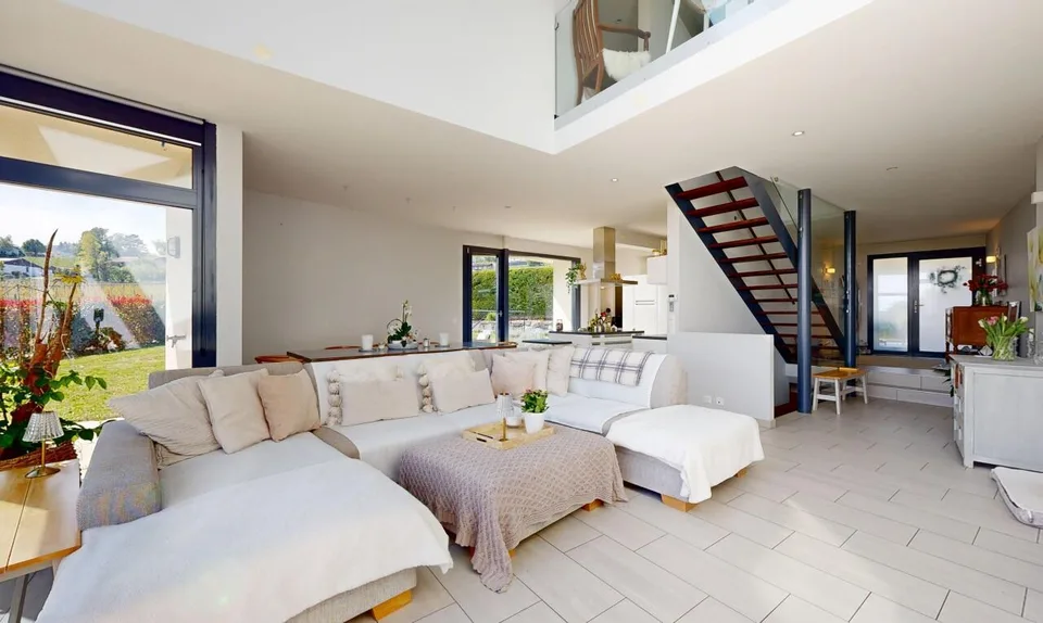 Casa contemporanea con volumi eccezionali e vista sul lago e sulle Alpi