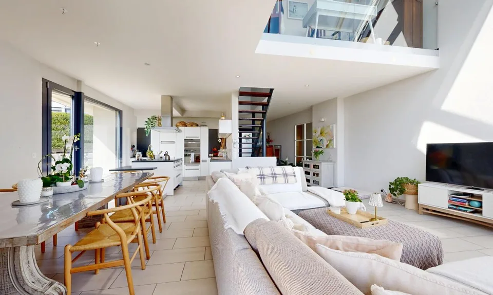 Casa contemporanea con volumi eccezionali e vista sul lago e sulle Alpi – foto 7 di 18