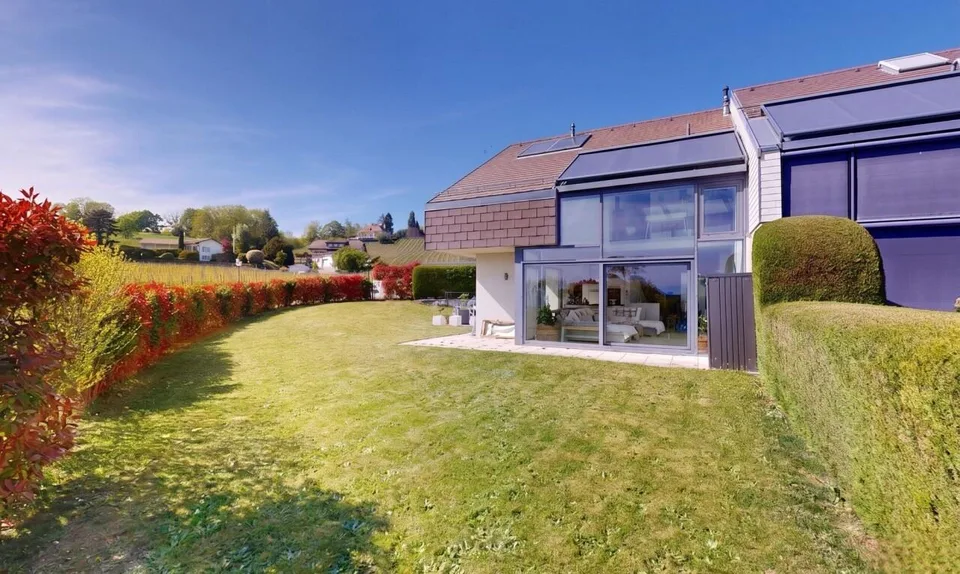 Casa contemporanea con volumi eccezionali e vista sul lago e sulle Alpi