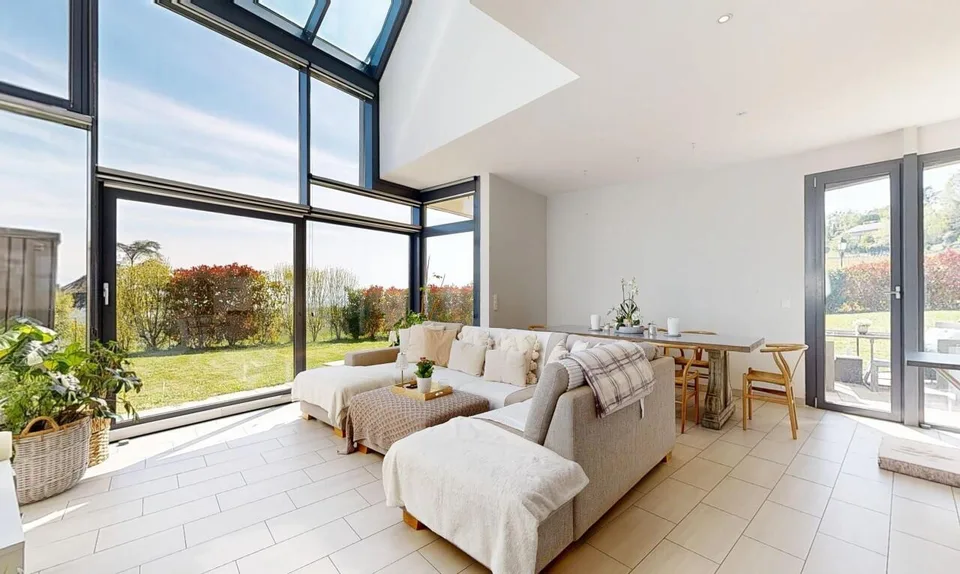 Casa contemporanea con volumi eccezionali e vista sul lago e sulle Alpi