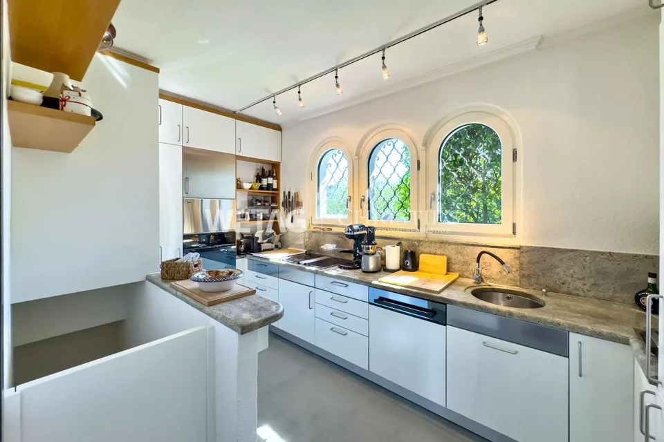 Villa elegante con piscina a Lugano-Magliaso in vendita, situata direttamente sul lago di Lugano – foto 7 di 13
