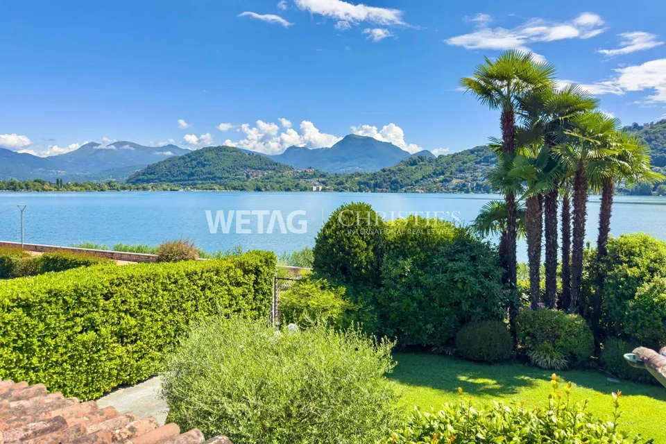 Villa élégante avec piscine à Lugano-Magliaso à vendre, située directement sur les rives du lac de Lugano
