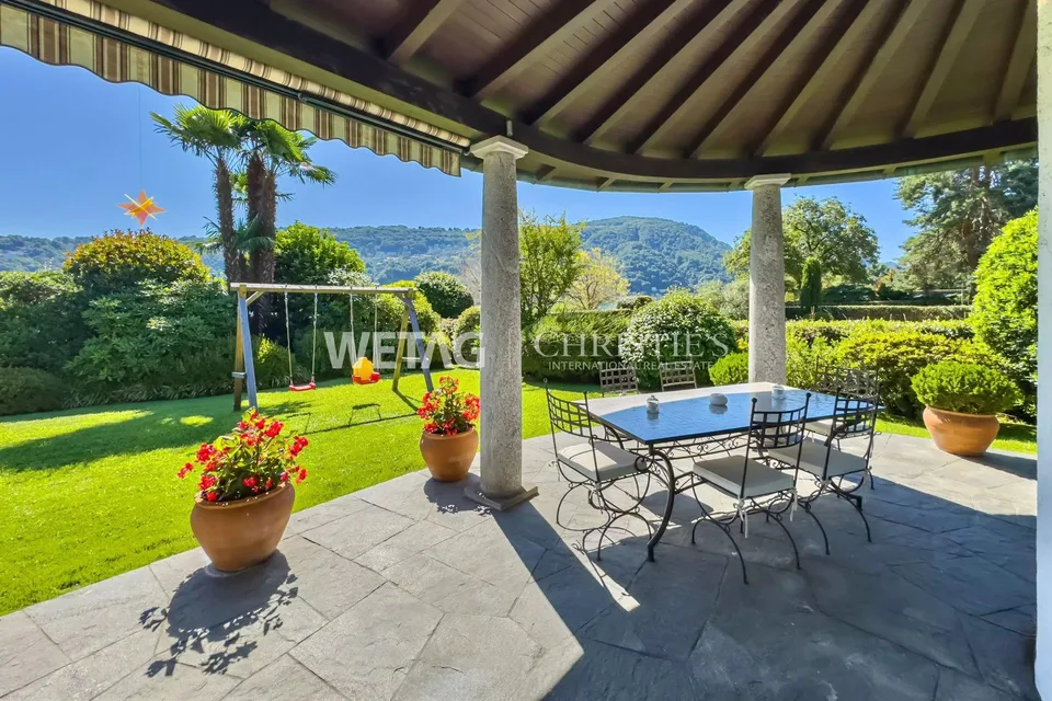 Villa élégante avec piscine à Lugano-Magliaso à vendre, située directement sur les rives du lac de Lugano