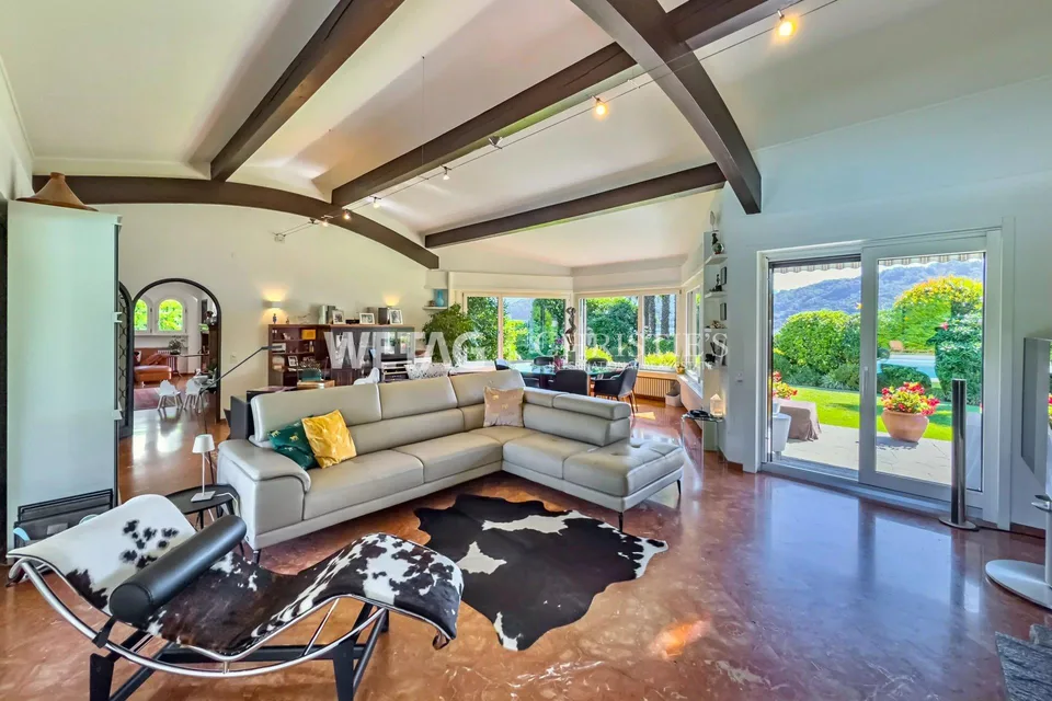 Villa élégante avec piscine à Lugano-Magliaso à vendre, située directement sur les rives du lac de Lugano