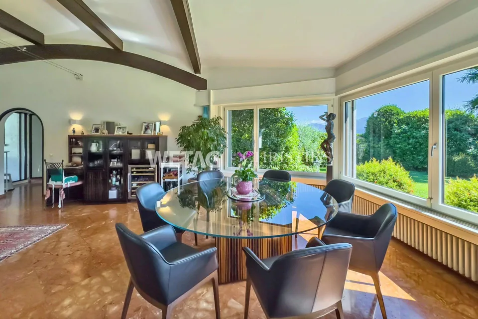 Villa élégante avec piscine à Lugano-Magliaso à vendre, située directement sur les rives du lac de Lugano