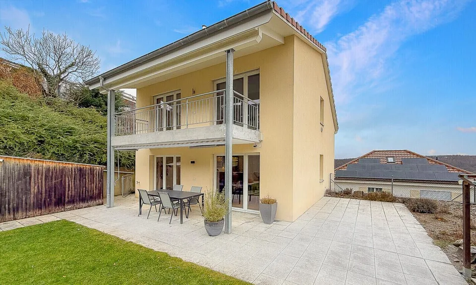 Casa moderna con finitura di alta qualità e giardino paradisiaco ben curato