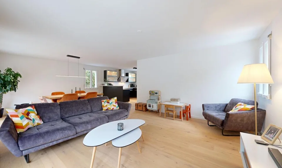 Casa moderna con finitura di alta qualità e giardino paradisiaco ben curato