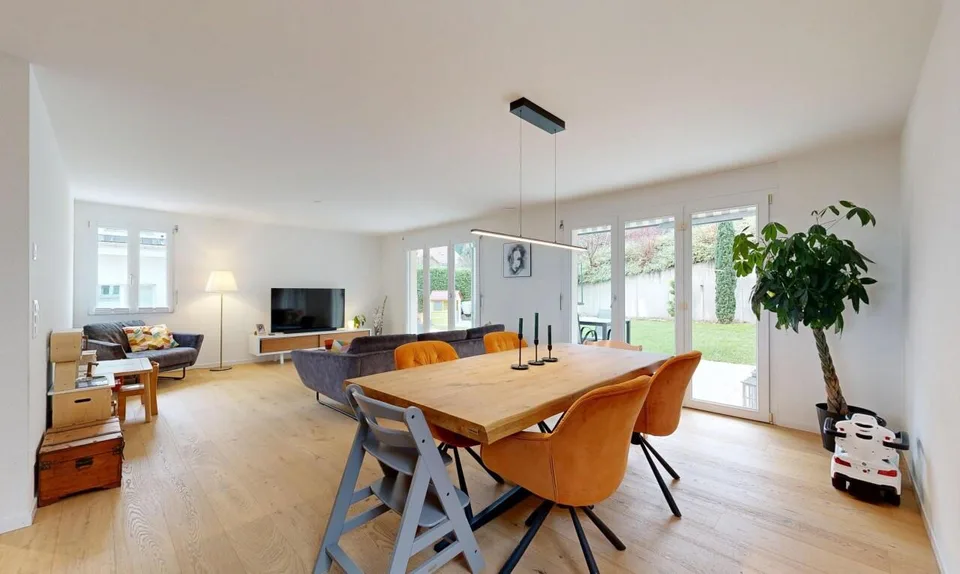 Casa moderna con finitura di alta qualità e giardino paradisiaco ben curato