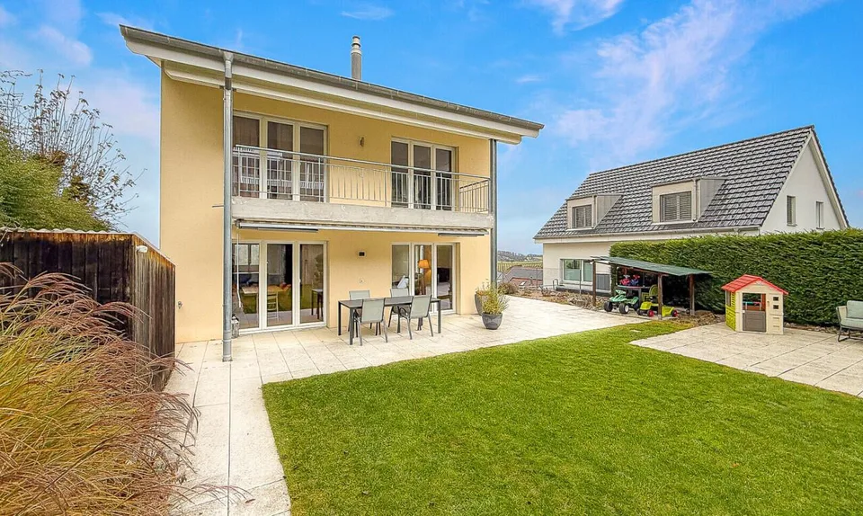 Modernes Zuhause mit hochwertigem Ausbau und gepflegtem Gartenparadies