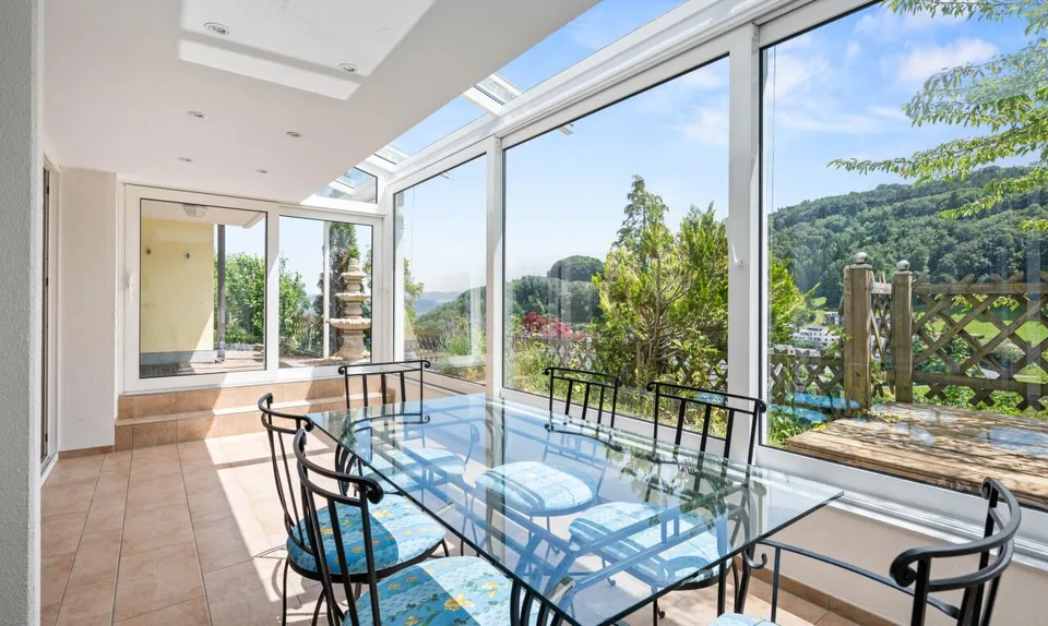 Exklusives Wohnen mit Garten, Wintergarten und Weitsicht