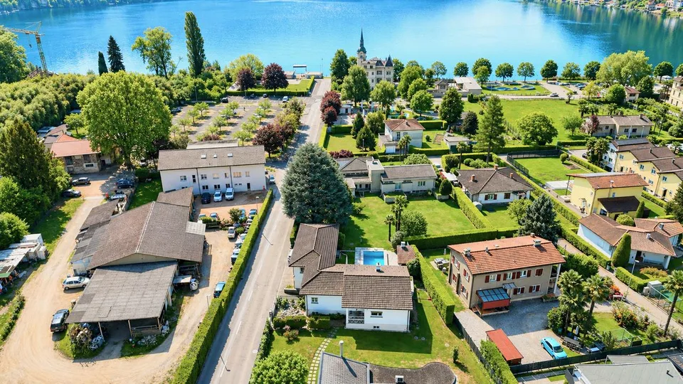 Villa unifamiliare con piscina e giardino a pochi passi dal lago di...