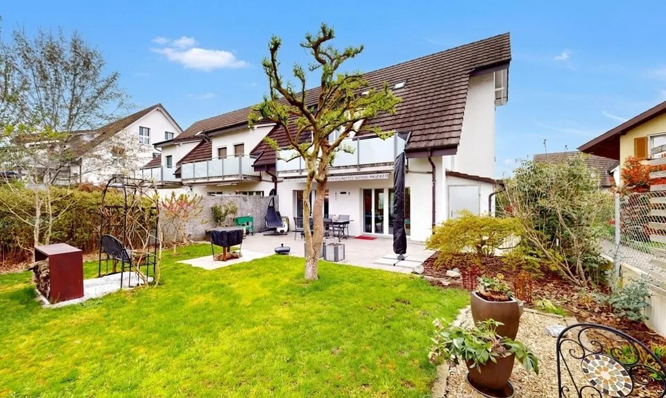 Modernes 5.5-Zimmer Reiheneckhaus mit Garten in Aristau