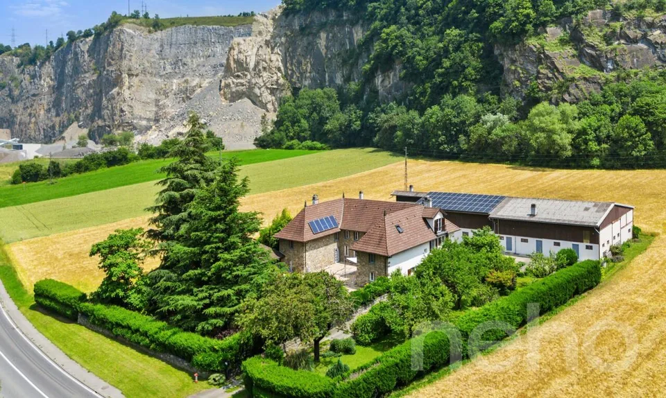 Exclusif: Magnifique propriété avec maison de maître et hangar