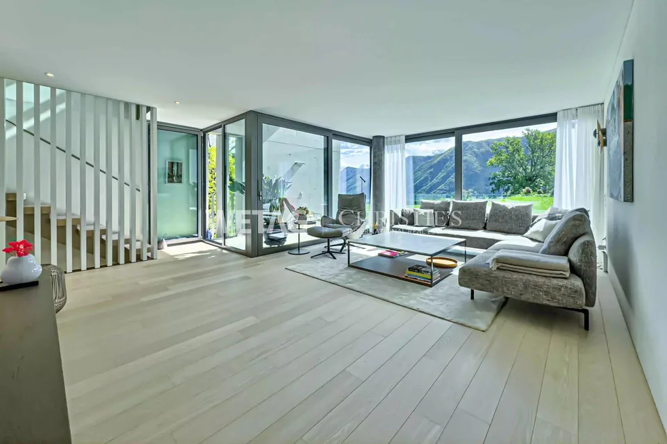 Collina d'Oro-Gentilino: elegant terraced villa with private garden for sale