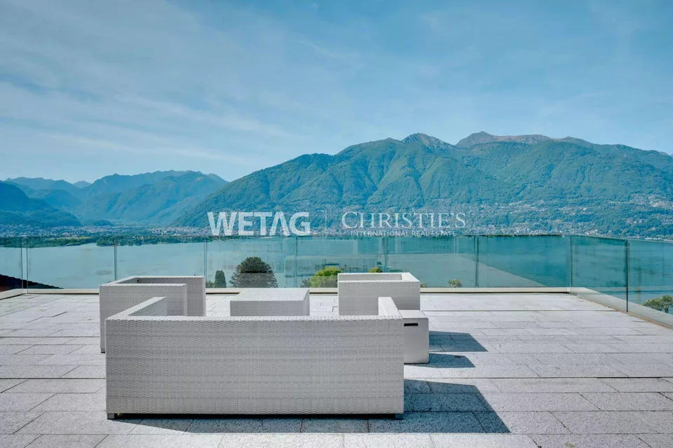 Exklusive Villa mit Panoramablick, grosszügigen Terrassen & Aussenp...