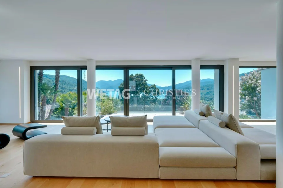 Lugano-Muzzano: spacious villa with pool & lake view for sale