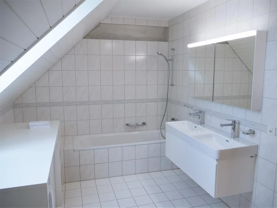 Renovierte 4.5-Zi. Maisonettewohnung mit Balkonen & Parkplätze – Foto 10 von 11