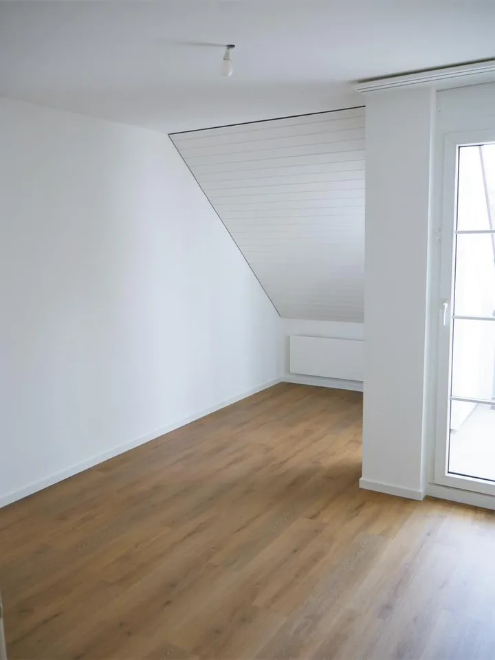 Renovierte 4.5-Zi. Maisonettewohnung mit Balkonen & Parkplätze – Foto 8 von 11