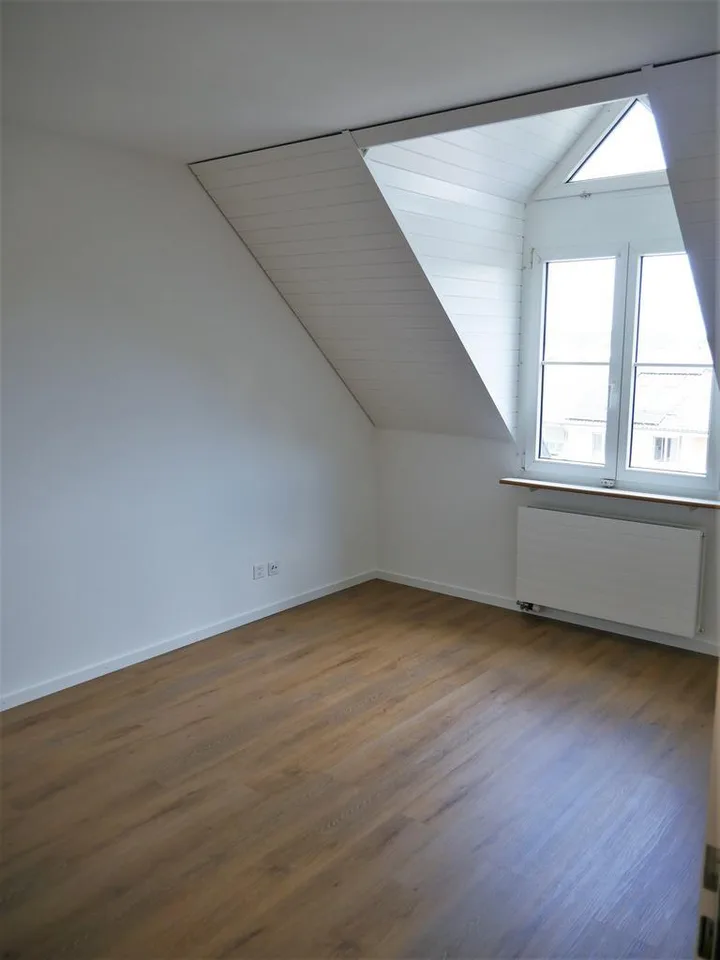 Renovierte 4.5-Zi. Maisonettewohnung mit Balkonen & Parkplätze – Foto 9 von 11