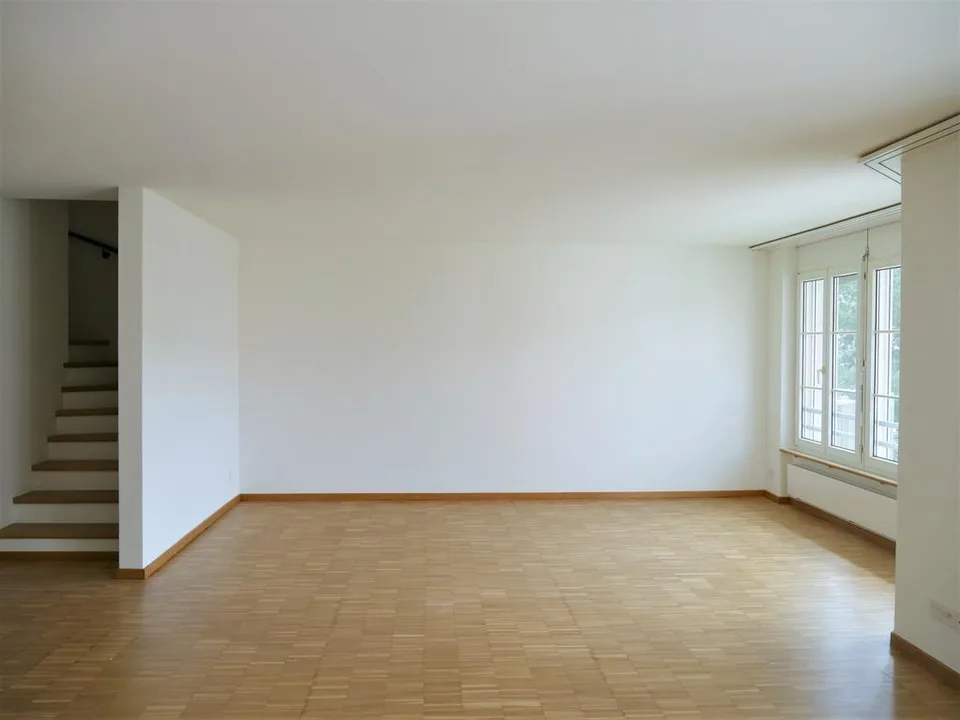 Renovierte 4.5-Zi. Maisonettewohnung mit Balkonen & Parkplätze – Foto 6 von 11
