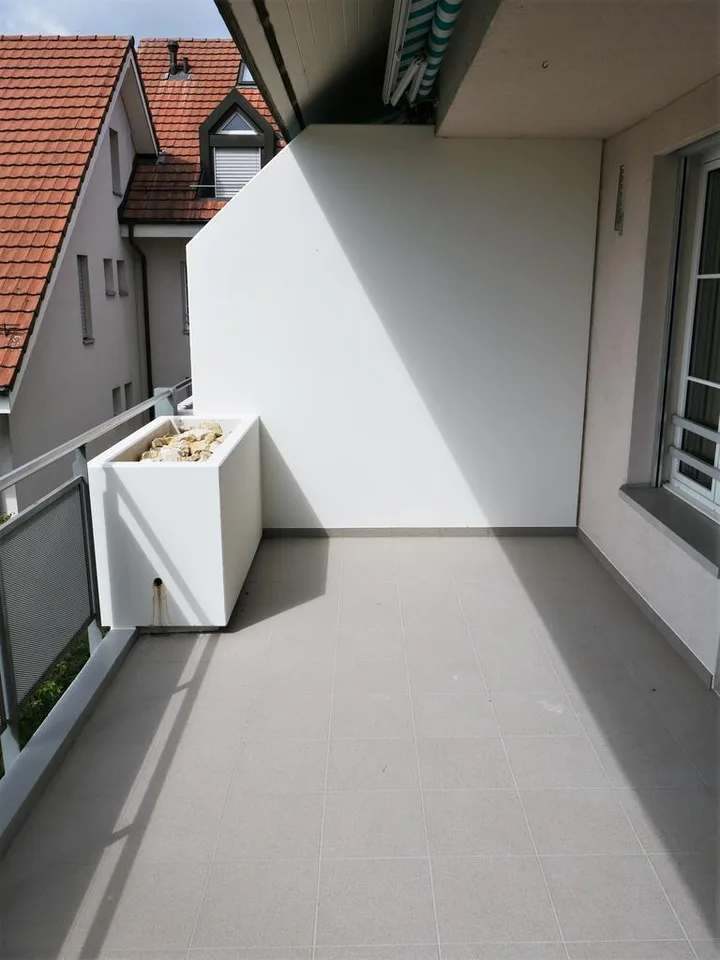 Renovierte 4.5-Zi. Maisonettewohnung mit Balkonen & Parkplätze – Foto 7 von 11