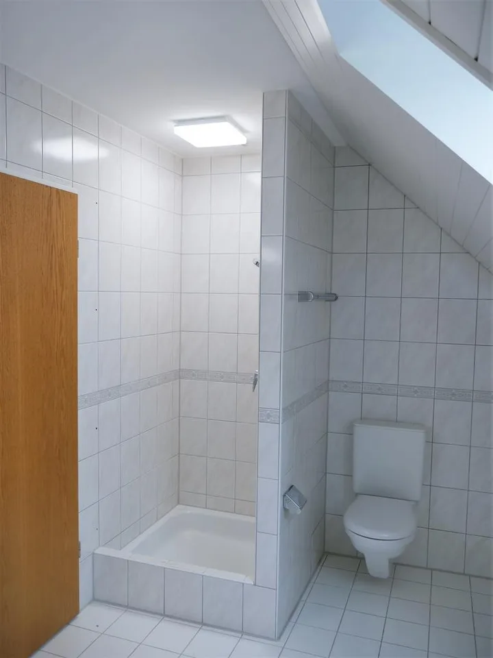 Renovierte 4.5-Zi. Maisonettewohnung mit Balkonen & Parkplätze – Foto 11 von 11