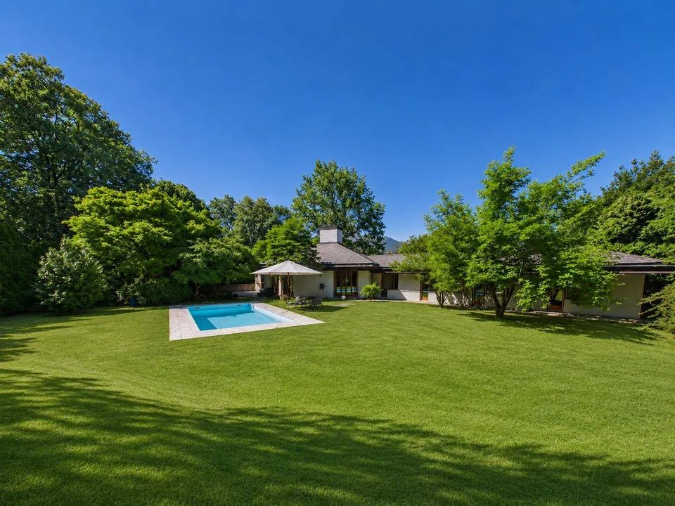 Elegante Villa mit Pool und privatem Garten in Gentilino