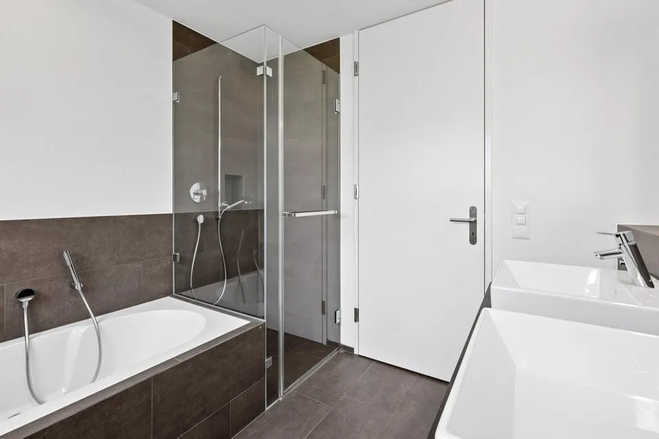 Abitare attraente con stile in un ambiente verde.