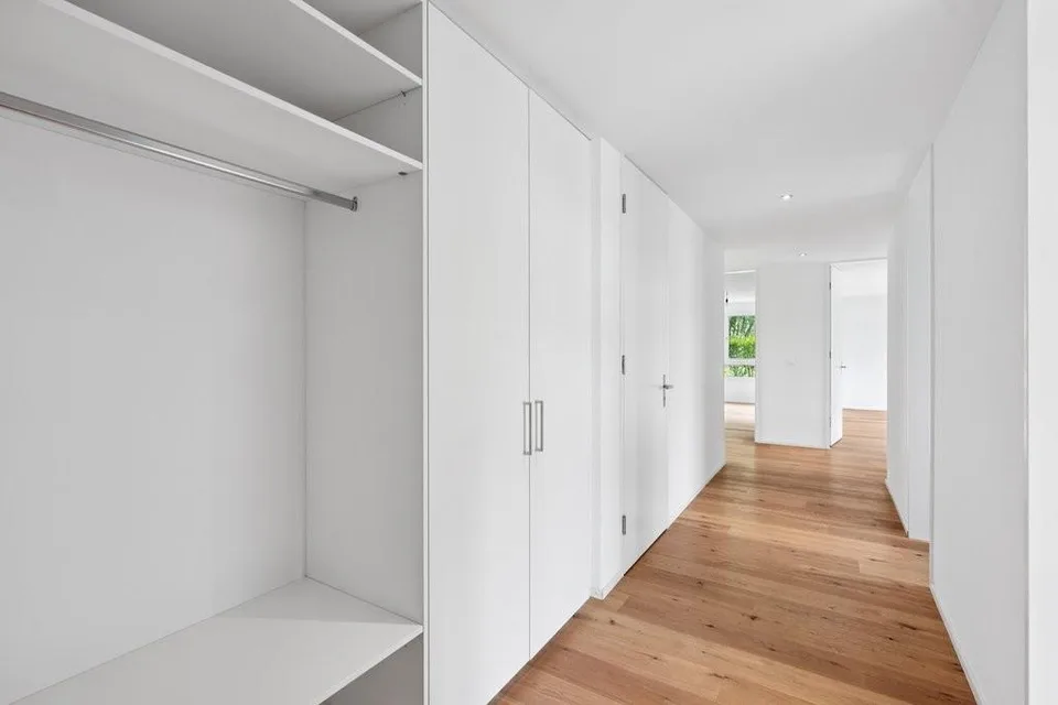 Abitare attraente con stile in un ambiente verde.