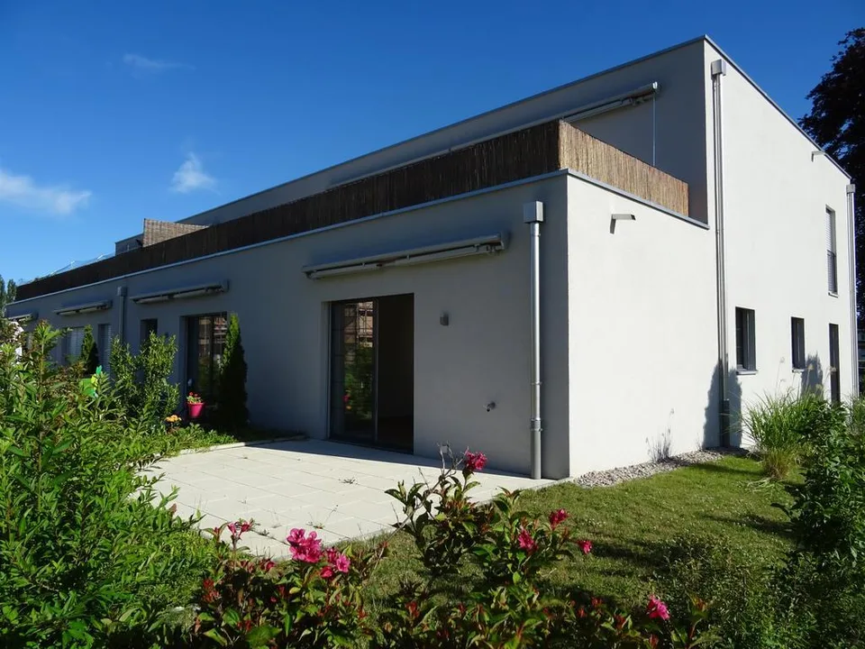 modernes Wohnen mit Gartensitzplatz