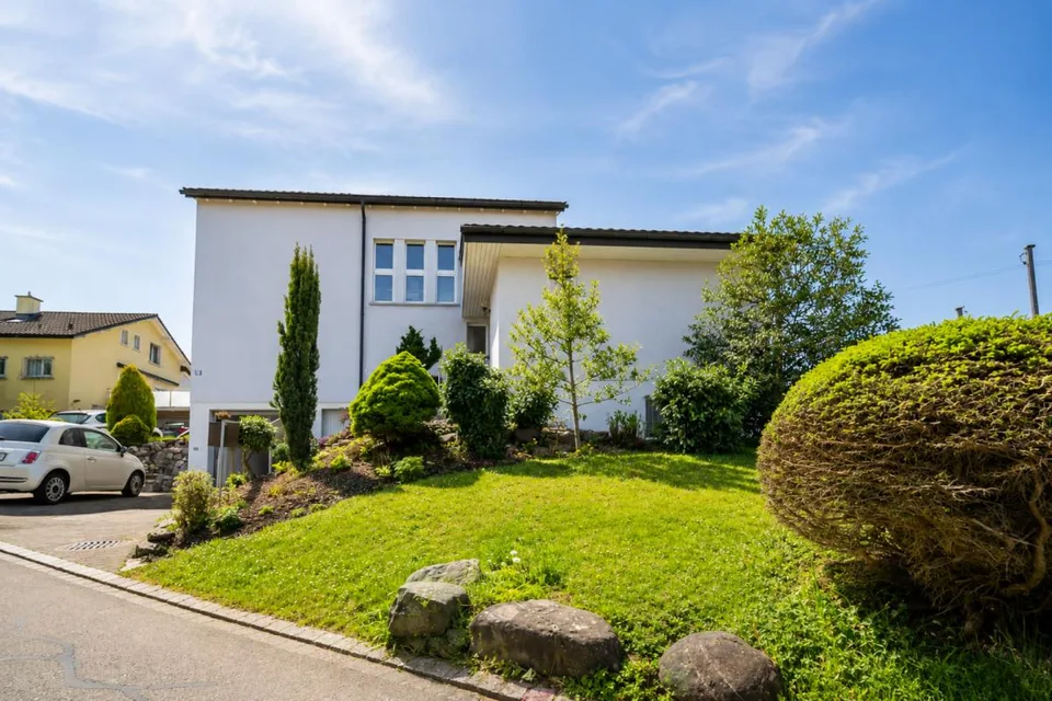 Casa unifamiliare di 7 locali con giardino, terrazza e potenziale per un'annessa a Uzwil