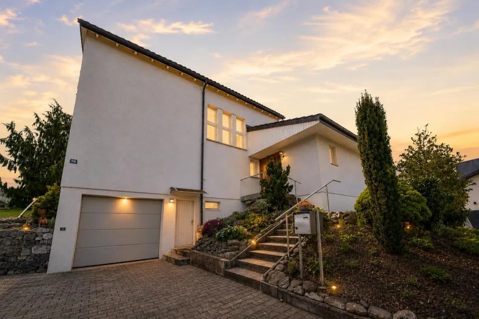 Casa unifamiliare di 7 locali con giardino, terrazza e potenziale per un'annessa a Uzwil