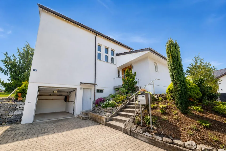 Charmantes 7-Zimmer-Einfamilienhaus mit Garten, Terrasse und Einlie...