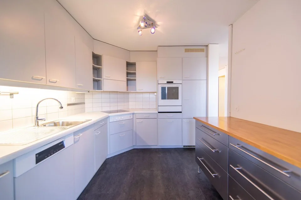 Centrale e tranquillo: Luminoso appartamento duplex di 3.5 locali con giardino d'inverno e balcone
