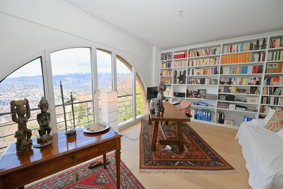 Eleganza e Carattere: Appartamento Triplex con Vista Panoramica